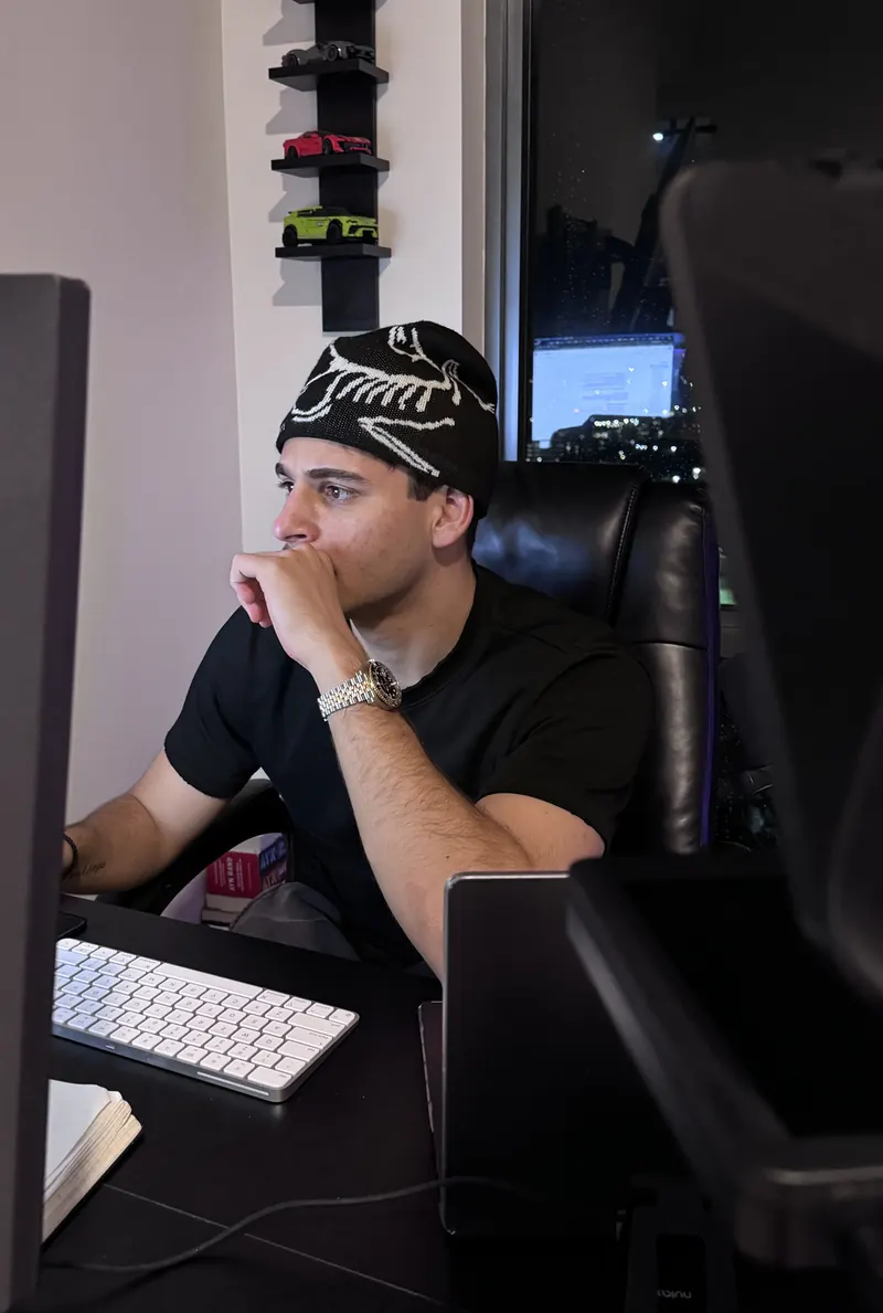 Dutch, Stay Viral founder, at his desk